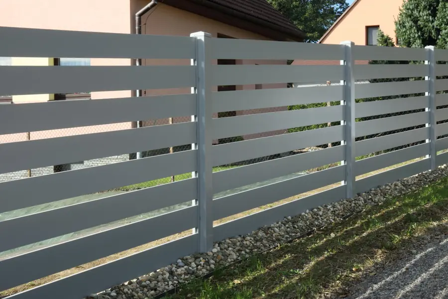 Brama przesuwna i furtka z poziomych profili
