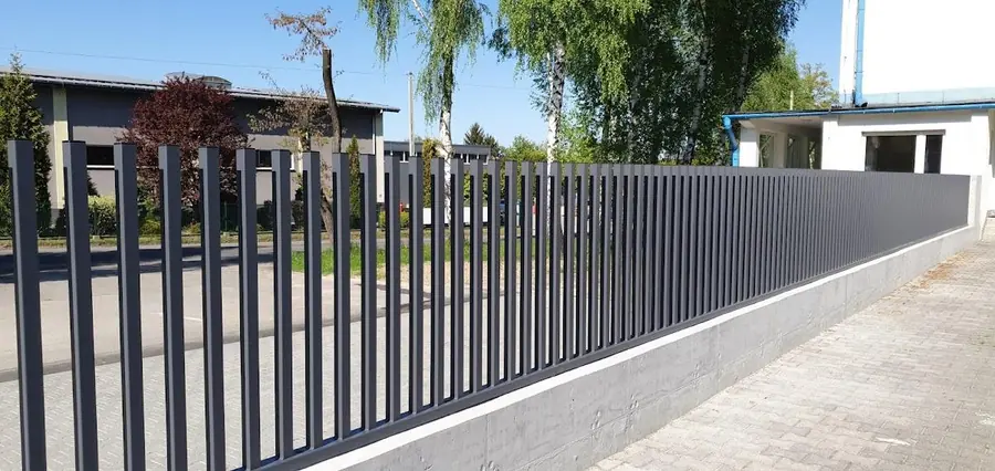 Ogrodzenie z prętów w kolorze grafitowym